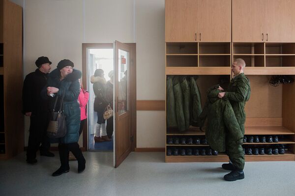 Курсант 242 учебного центра министерства обороны РФ после торжественной церемонии принятия присяги