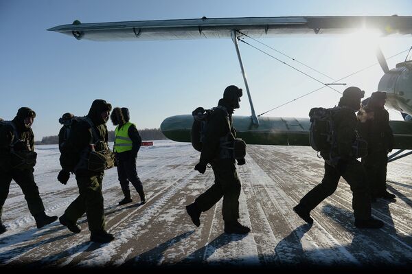 Военнослужащие перед посадкой в самолет для прыжка с парашютом в 242-м учебном центре ВДВ в Омске