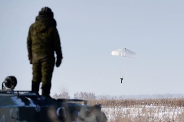 Военнослужащий совершает прыжок с парашютом в 242-м учебном центре ВДВ в Омске