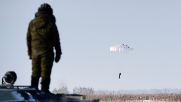 Военнослужащий совершает прыжок с парашютом. Архивное фото