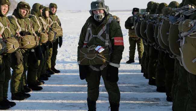 Военнослужащие перед посадкой в самолет для прыжка с парашютом в 242-м учебном центре ВДВ в Омске