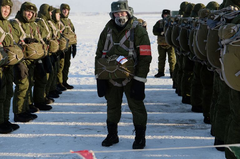 Военнослужащие перед посадкой в самолет для прыжка с парашютом в 242-м учебном центре ВДВ в Омске