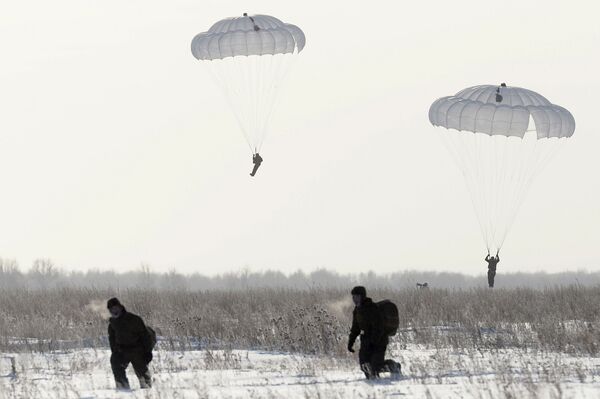 Военнослужащие совершают прыжки с парашютом в 242-м учебном центре ВДВ в Омске