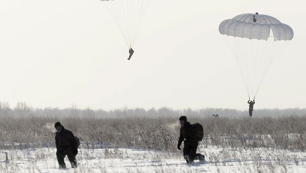 Военнослужащие совершают прыжки с парашютом. Архивное фото