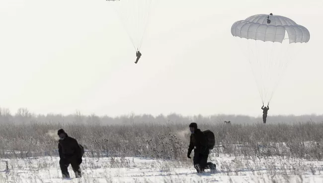 Военнослужащие совершают прыжки с парашютом. Архивное фото