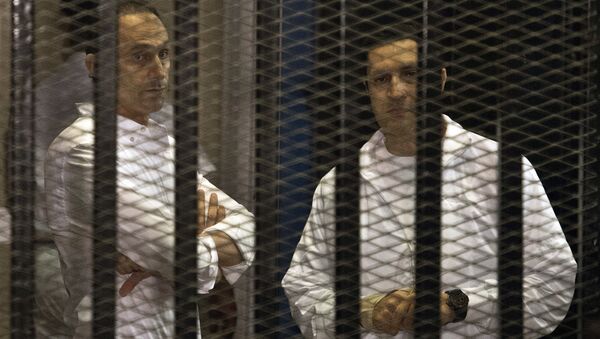 Сыновья бывшего президента Египта Хосни Мубарака Аля и Гамаль в суде Каира. Архивное фото