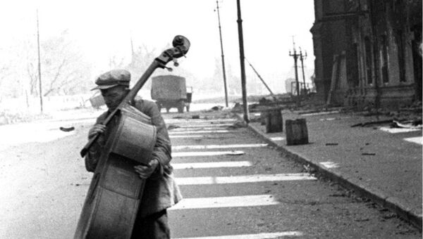 Контрабасист на одной из улиц Сталинграда в августе 1942