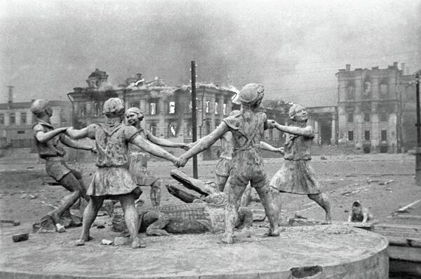 Разрушенный памятник играющим детям в Сталинграде