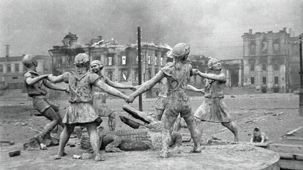 Разрушенный памятник играющим детям в Сталинграде