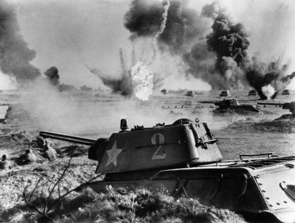 Советский танк Т-34 в бою во время Сталинградской битвы