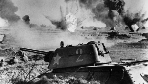 Советский танк Т-34 в бою во время Сталинградской битвы