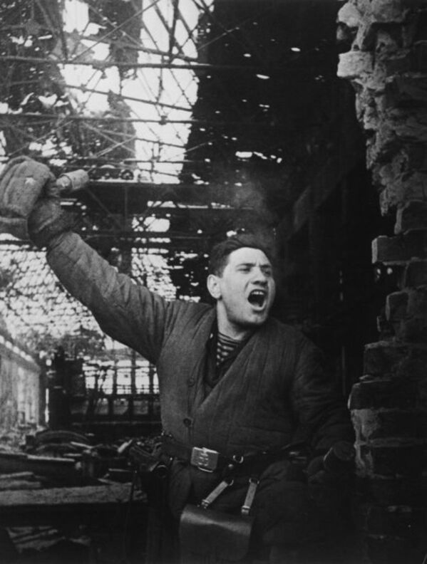 Сержант Мартыненков во время сражения за завод Красный Октябрь в Сталинграде