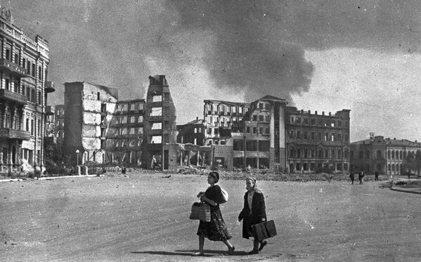 Две женщины на улице Сталинграда во время бомбежки