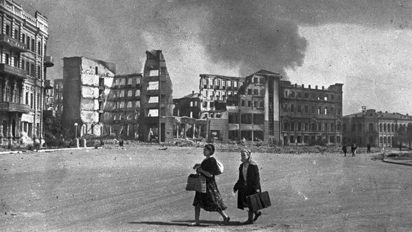 Две женщины на улице Сталинграда во время бомбежки