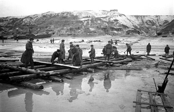 Инженерно-строительные войска строят переправу через Волгу во время Сталинградской битвы