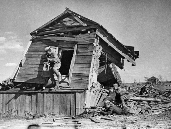 Русские солдаты во время боя в разрушенном доме. Сталинградская битва
