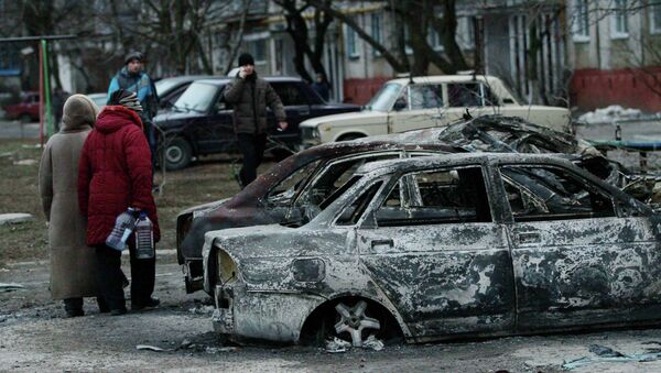 Сгоревшие автомобили на улице в Мариуполе. Архивное фото