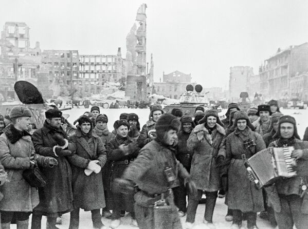 Солдаты празднуют победу в Сталинградской битве