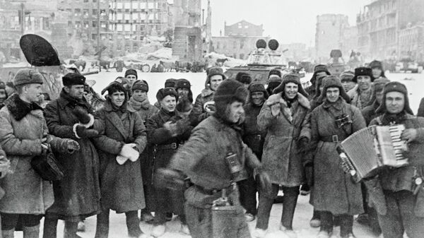 Солдаты празднуют победу в Сталинградской битве