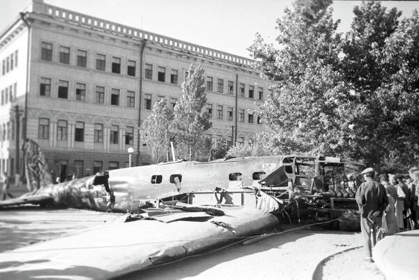 Сбитый бомбардировщик на центральной площади Сталинграда. Август 1942 Сбитый бомбардировщик на центральной площади Сталинграда. Август 1942