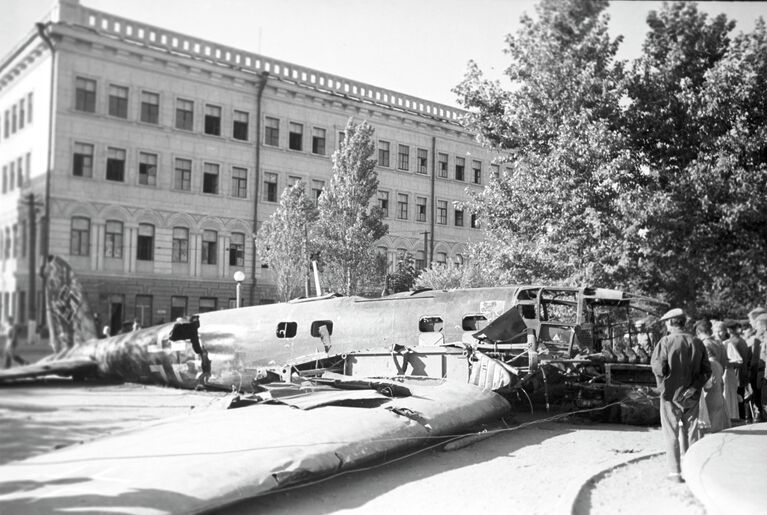 Сбитый бомбардировщик на центральной площади Сталинграда. Август 1942