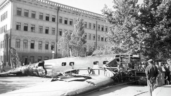 Сбитый бомбардировщик на центральной площади Сталинграда. Август 1942