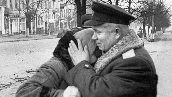 Никита Хрущев обнимает жительницу Сталинграда