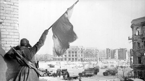 Флаг над освобожденным Сталинградом