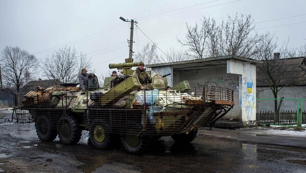 Украинские военнослужащие на БТР у деревни Орловка под Донецком. Архивное фото