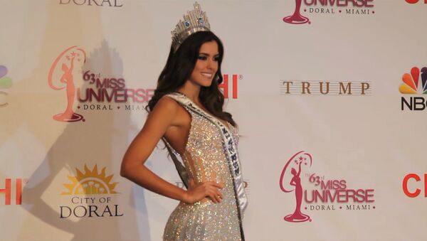 Мисс Вселенная позировала фотографам в короне за 300 тысяч долларов