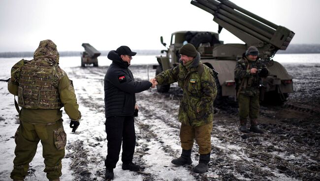 Украинские военные рядом с установкой Град. Архивное фото