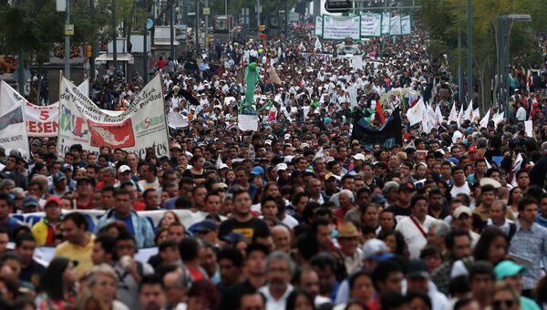 Марш с требованием найти похищенных студентов в Мехико