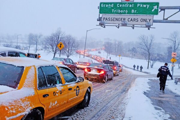 Пробки на дорогах во время снежной бури в США
