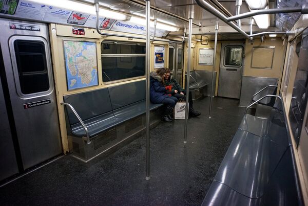 Пассажиры метро во время снегопада в Нью-Йорке, США