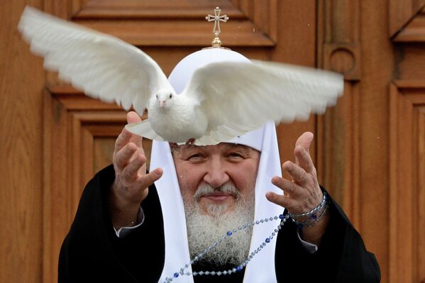 Патриарх Кирилл отпускает голубя во время Благовещения