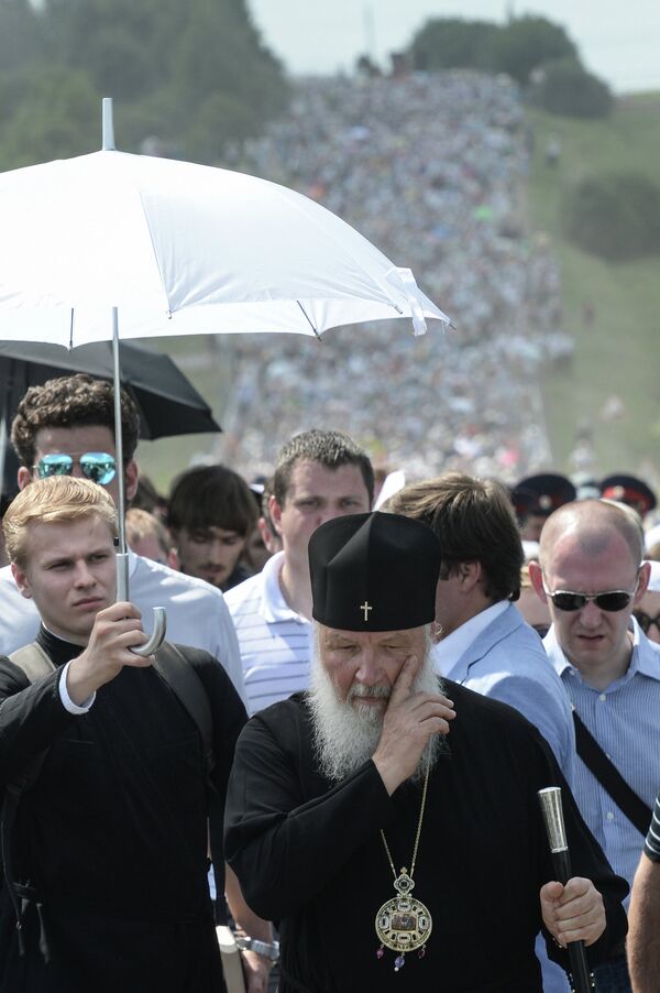 Патриарх Московский и всея Руси Кирилл во время крестного хода, проходящего в рамках празднования 700-летия со дня рождения преподобного Сергия Радонежского