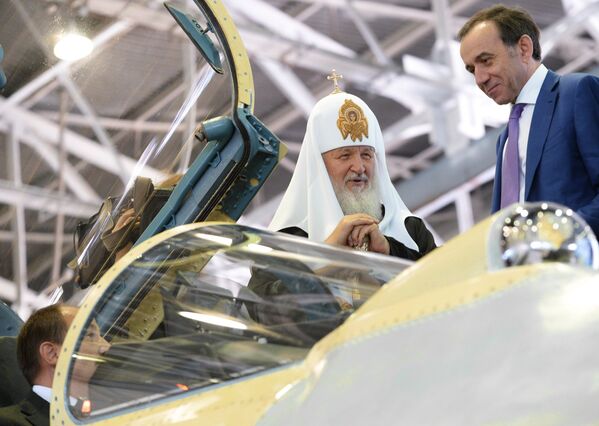 Патриарх Московский и всея Руси Кирилл осматривает кабину боевого истребителя