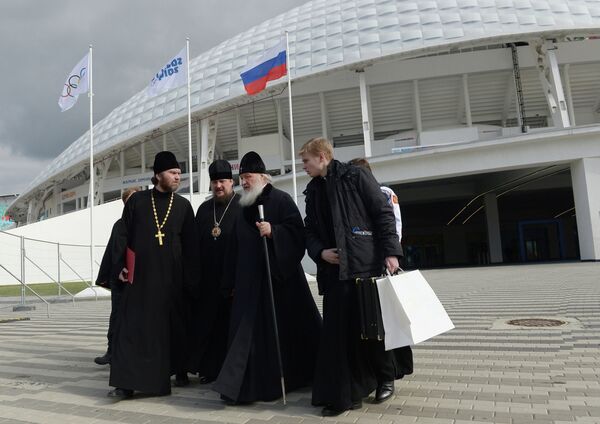 Патриарх Московский и всея Руси Кирилл после посещения стадиона Фишт в Олимпийском парке в Сочи