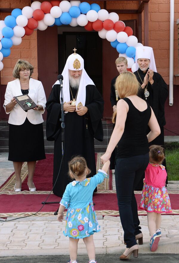 Патриарх Московский и всея Руси Кирилл во время встречи с пострадавшими в результате наводнения 2013 года