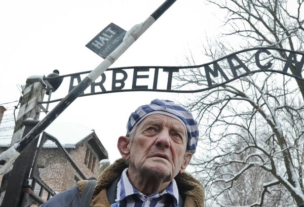 Бывший узник во время памятных мероприятий на территории бывшего нацистского концлагеря Аушвиц-Биркенау