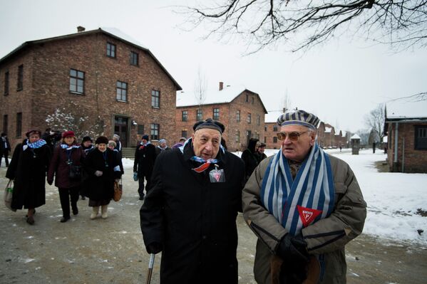 Бывшие узники во время памятных мероприятий на территории бывшего нацистского концлагеря Аушвиц-Биркенау