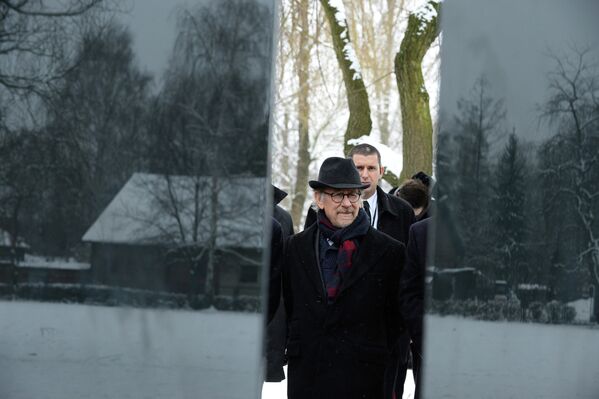Режиссер Стивен Спилберг во время памятных мероприятий на территории бывшего нацистского концлагеря Аушвиц-Биркенау