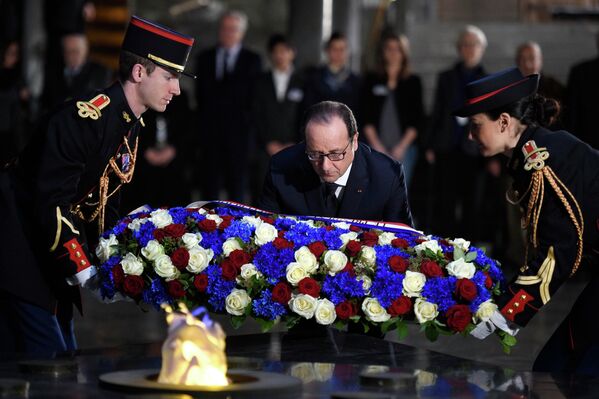 Президент Франции Франсуа Олланд возложил венок к мемориалу Шоа в Париже