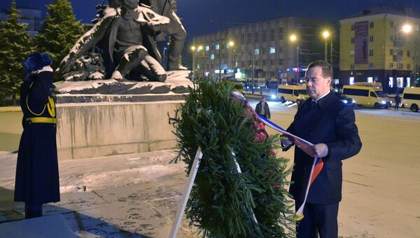 Председатель правительства России Дмитрий Медведев на церемонии возложения венка к памятнику освободителям Брянска
