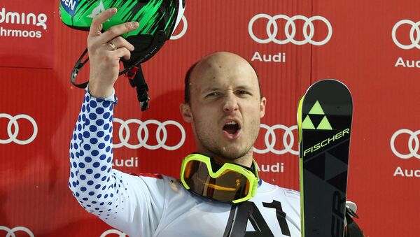 Александр Хорошилов празднует победу на этапе Кубка мира по горнолыжному спорту в австрийском Шладминге. 27 января 2015