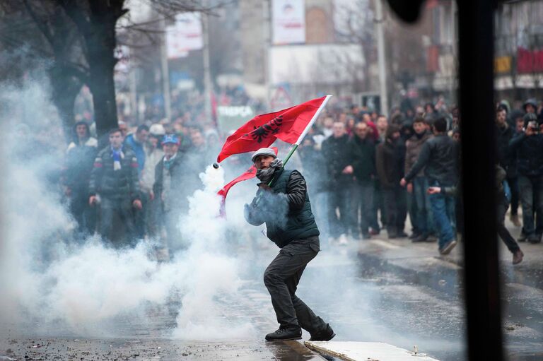 Участник акции протеста во время столкновений с полицией в Приштине, Косово. 27 января 2015 год