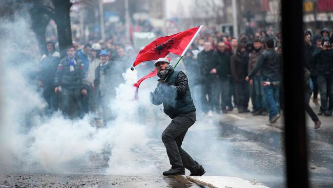 Участник акции протеста во время столкновений с полицией в Приштине, Косово. 27 января 2015 год