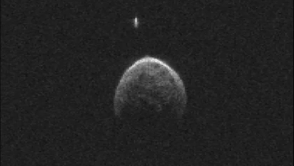 Фотография астероида 2004 BL86 и его спутника, полученная телескопом НАСА