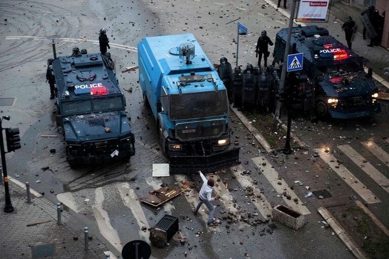 Участник акции протеста во время столкновений с полицией в Приштине, Косово. 27 января 2015 год