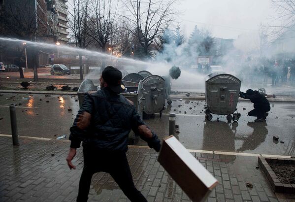 Полиция применяет водометы во время столкновений с демонстрантами в Приштине, Косово. 27 января 2015 год